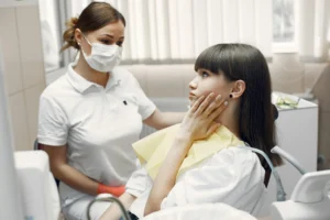 persona con sensibilidad dental al beber agua fria