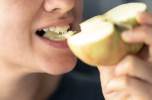persona nota comida entre los dientes