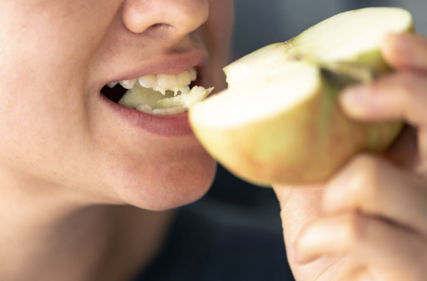 persona nota comida entre los dientes
