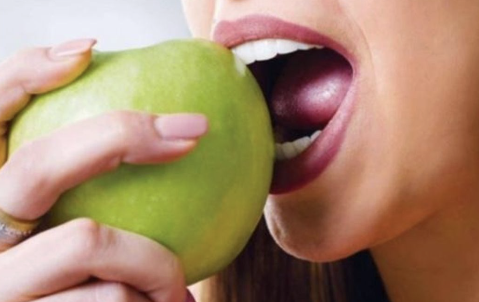 ¿Por qué me duele un diente al morder si no tengo caries? Causas que pueden pasar desapercibidas